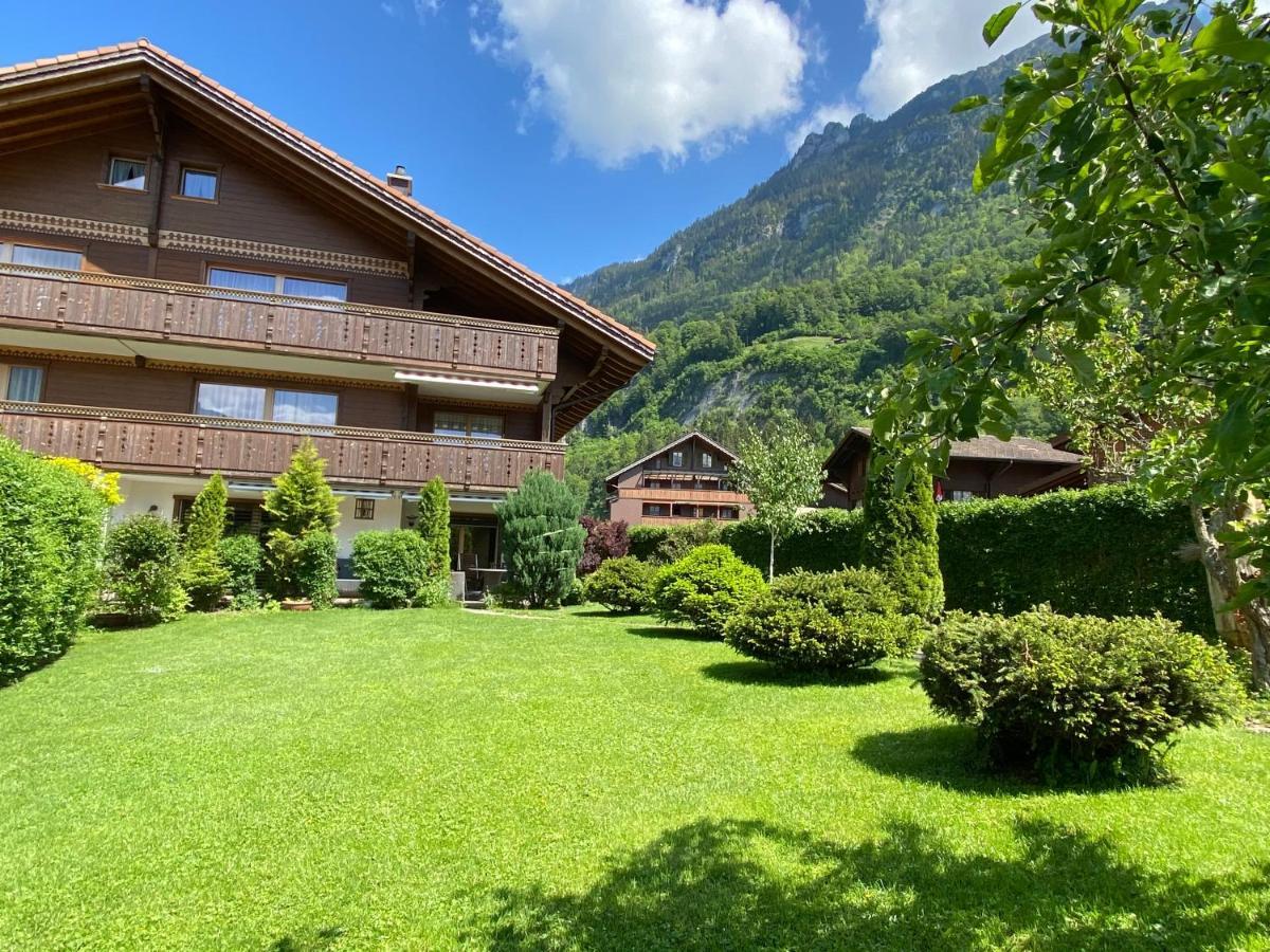 An Apartment In A Modern Swiss Chalet Iseltwald Extérieur photo